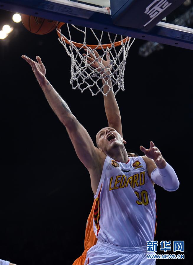 CBA四分之一决赛第四场:深圳胜上海