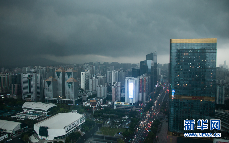 一场暴雨,广州白天如黑夜