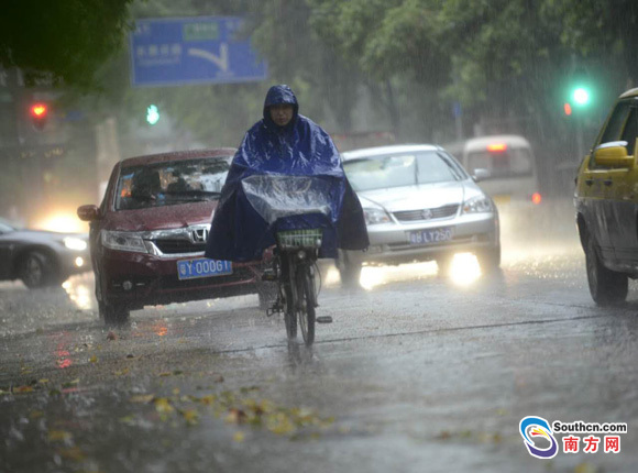上班路上,广州电闪雷鸣暴雨如注