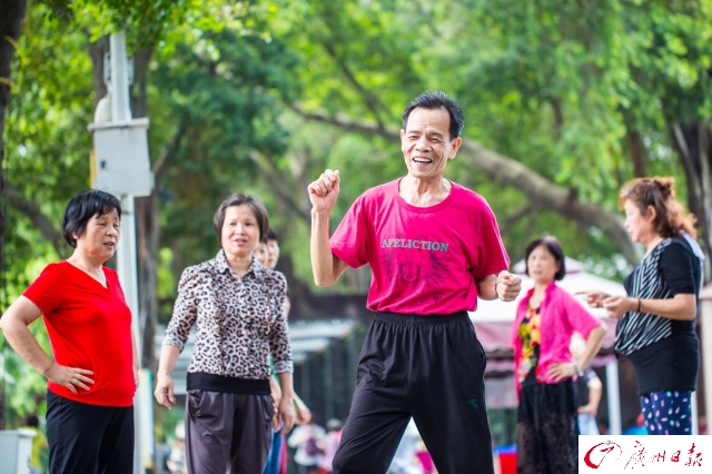 广州结束阴雨天气 公园里欢歌笑语