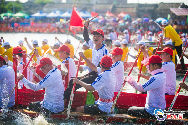 河上游着数条彩色的龙?系端午龙舟赛激情开