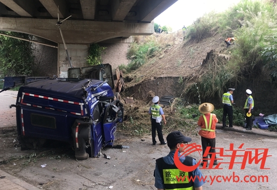 广州南沙港快速发生车祸 拖挂车从高速冲落桥