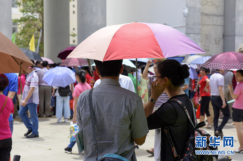 直击2017广东高考|考场内的拼搏 考场外的守候