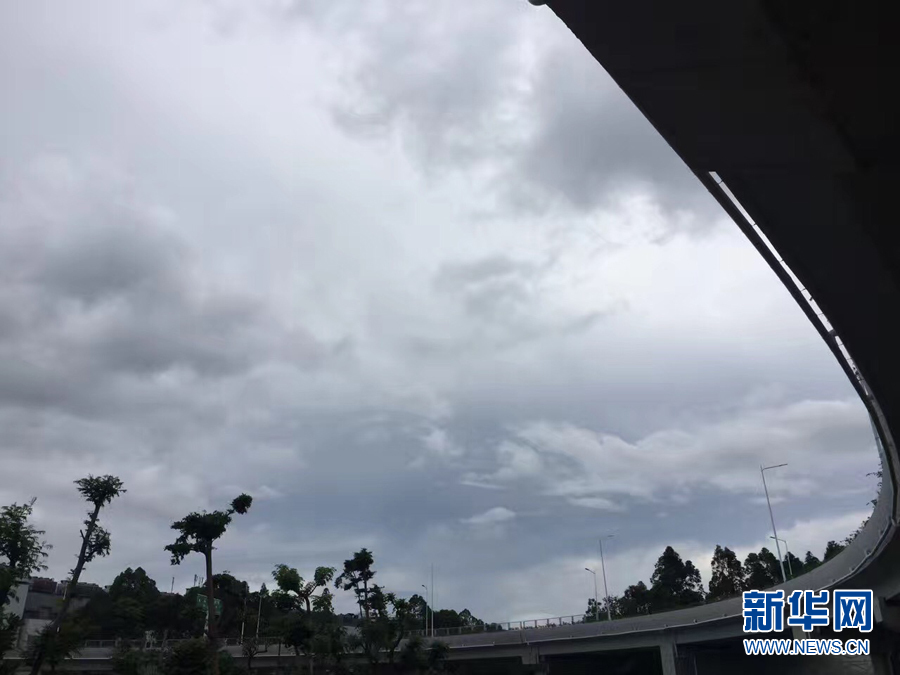 台风 苗柏 将至 深圳天空风起云涌