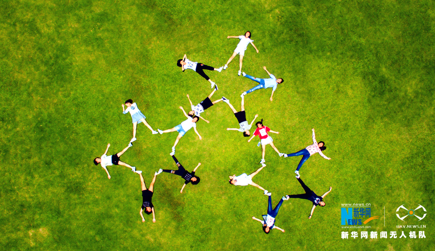 毕业季来了 看小学生们如何玩转创意航拍毕业