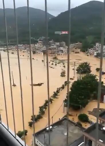 视频:台风 苗柏 为粤带来暴雨狂风 广东汕尾局地