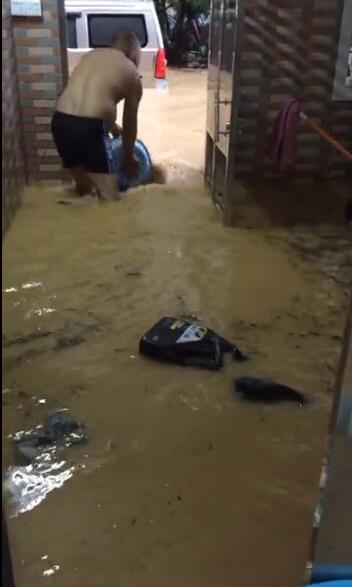 视频:台风 苗柏 为粤带来暴雨狂风 广东汕尾局地