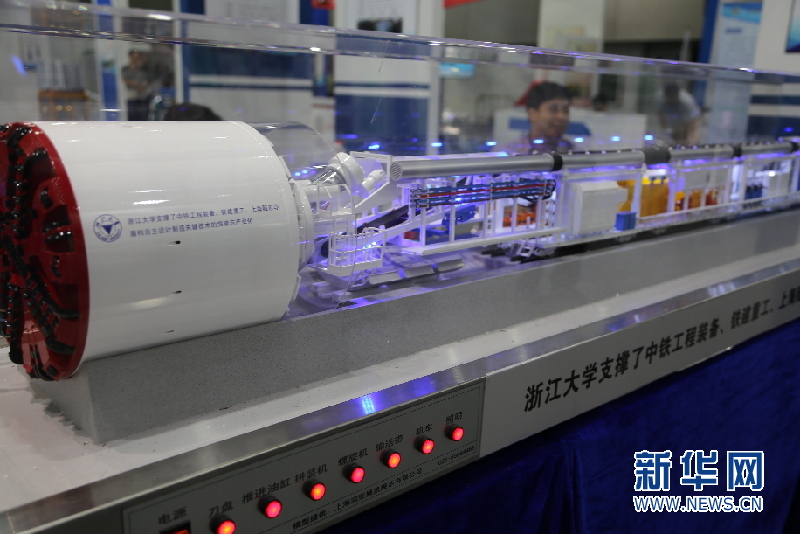 扫一扫就能定制内衣?首届科交会上的高校