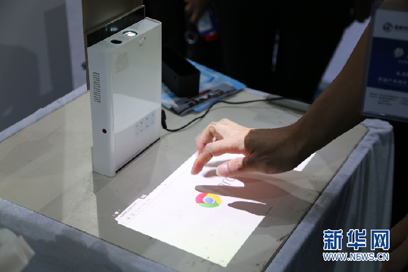 扫一扫就能定制内衣?首届科交会上的高校