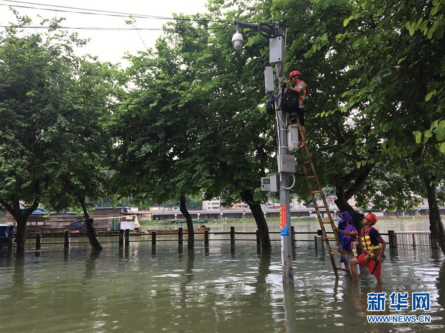 广东封开县洪水漫街