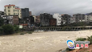阳江阳西部分镇出现特大暴雨 多地房屋人员被