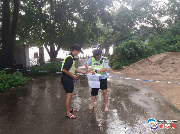 水位暴涨鱼苗溢出 顺德民警助杏坛村民架网护