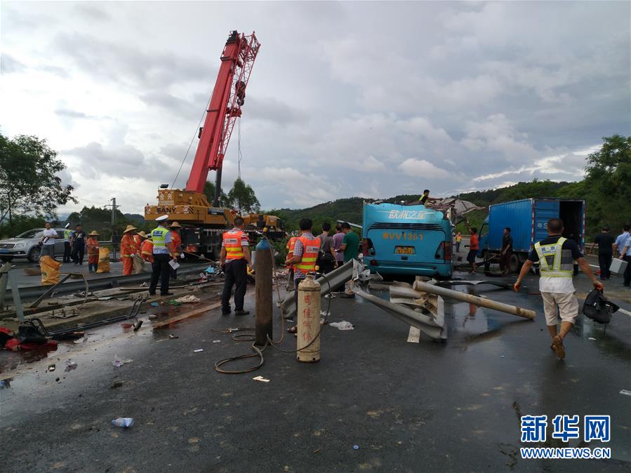 广东龙门发生客车侧翻事故致19人死亡