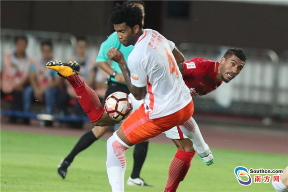 中超:广州恒大2:1山东鲁能 仍以一分优势领跑积