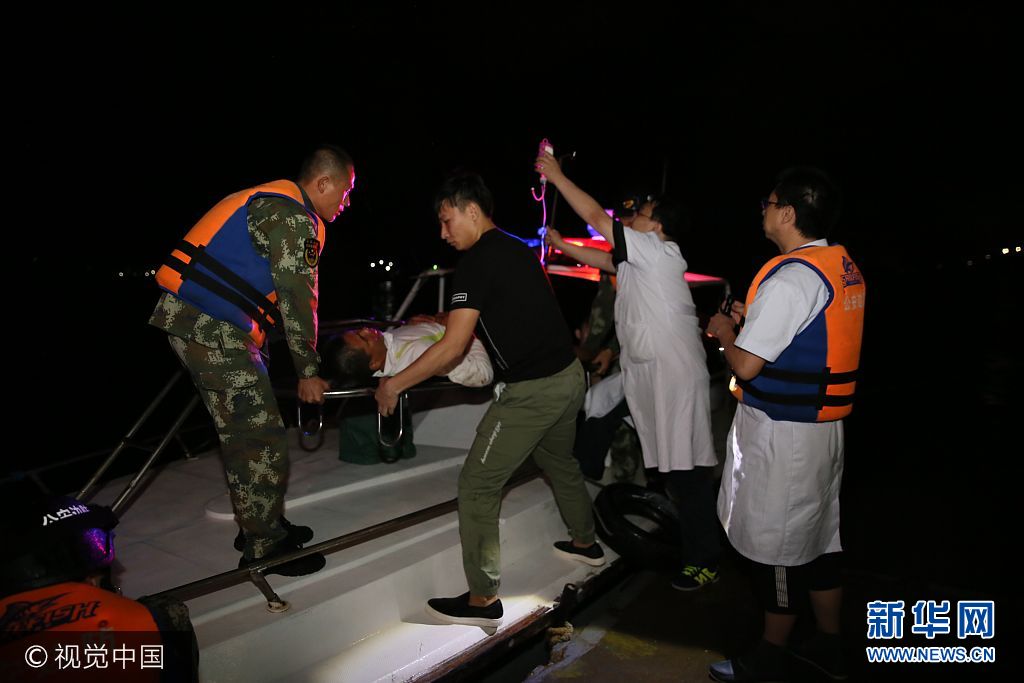 珠海:台风天跨海紧急救援 边防武警成功送助重