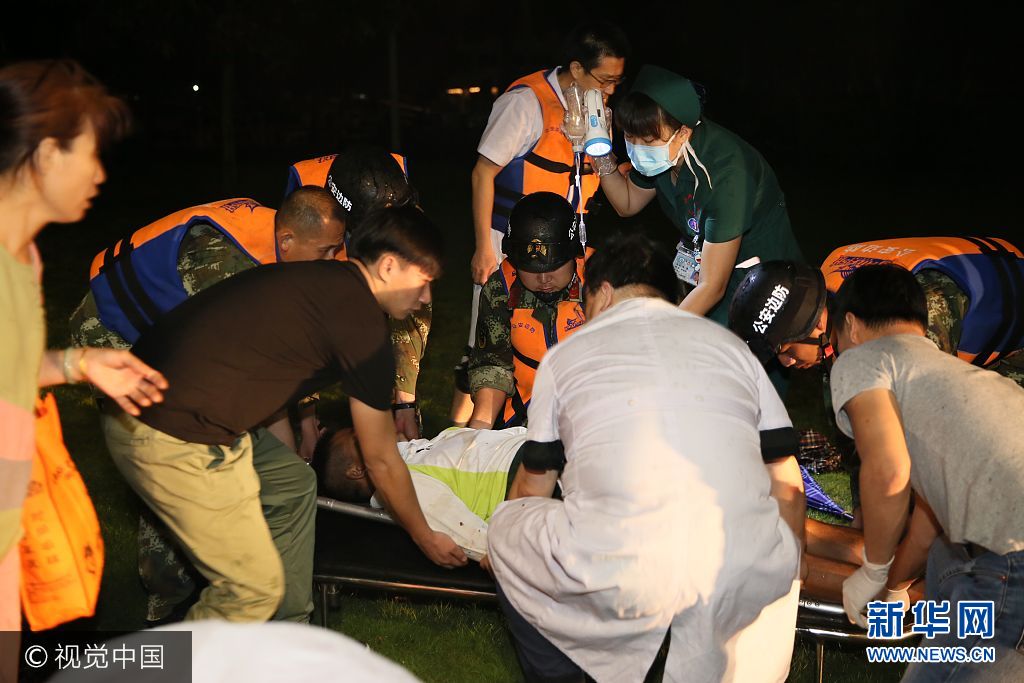 珠海:台风天跨海紧急救援 边防武警成功送助重