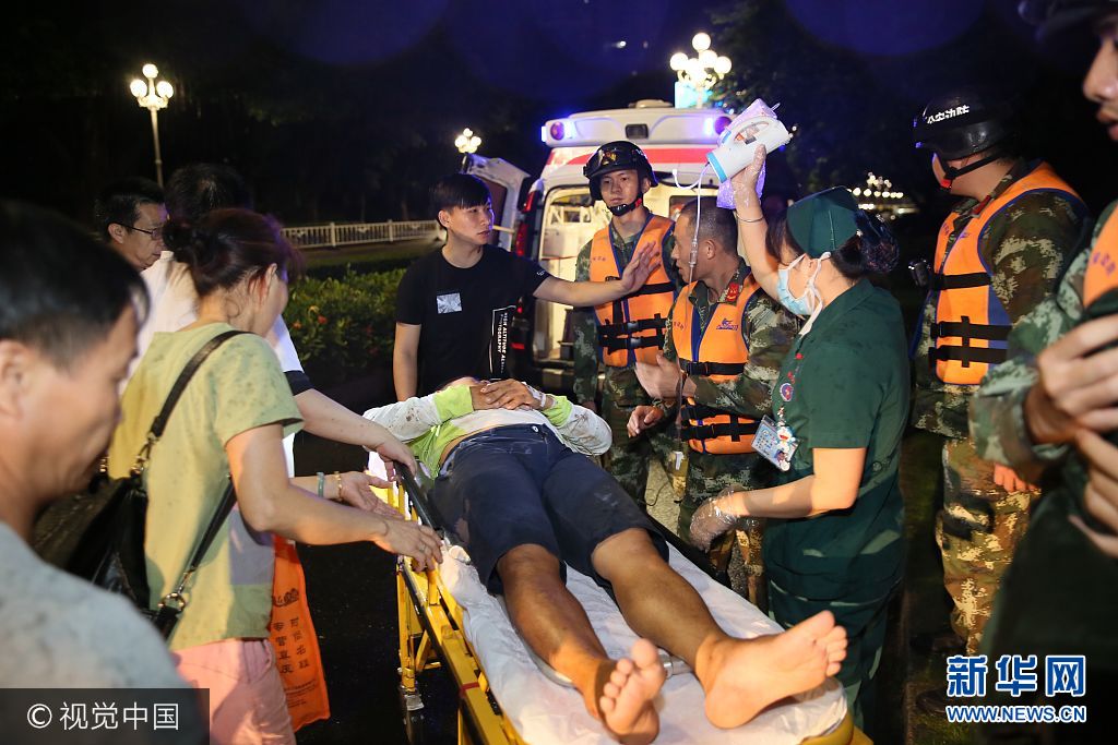 珠海:台风天跨海紧急救援 边防武警成功送助重