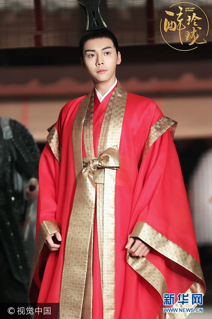 《醉玲珑》曝大婚剧照 陈伟霆鲜衣束发英气逼