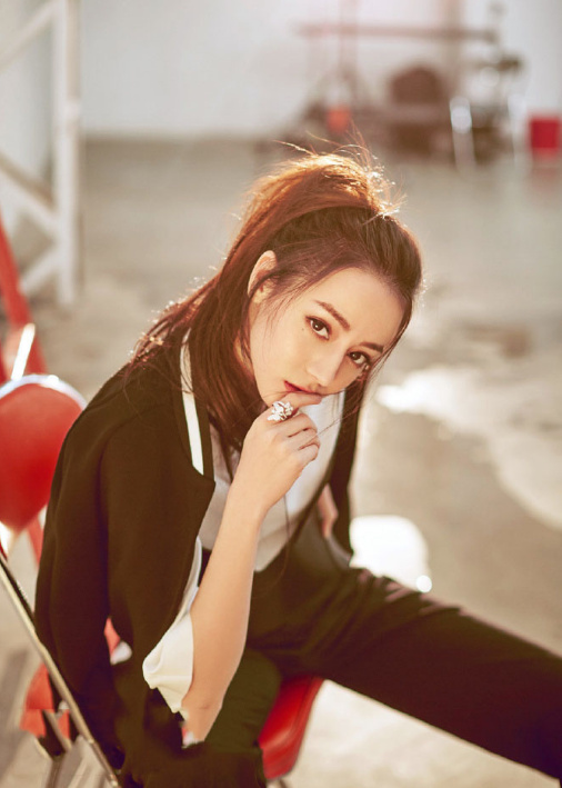 迪丽热巴帅气写真变瘦迪 慵懒风遮不住精致五