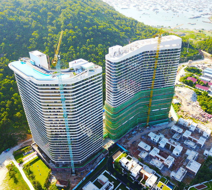 实探保利顺峰北洛秘境 百米高空泳池为一大亮点- 新华网