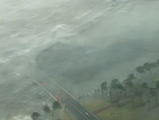视频实拍台风天鸽珠海登陆 风急浪大
