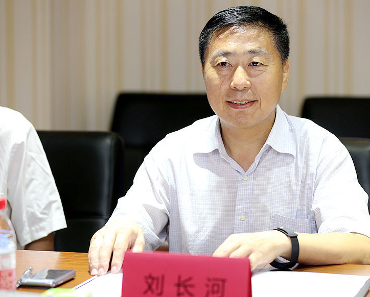 通河县委书记刘长河介绍通河县大米产业发展概况.
