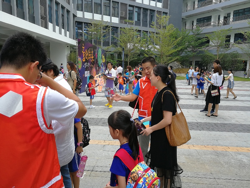 中建二局深圳分公司城市文明守护者护航开学