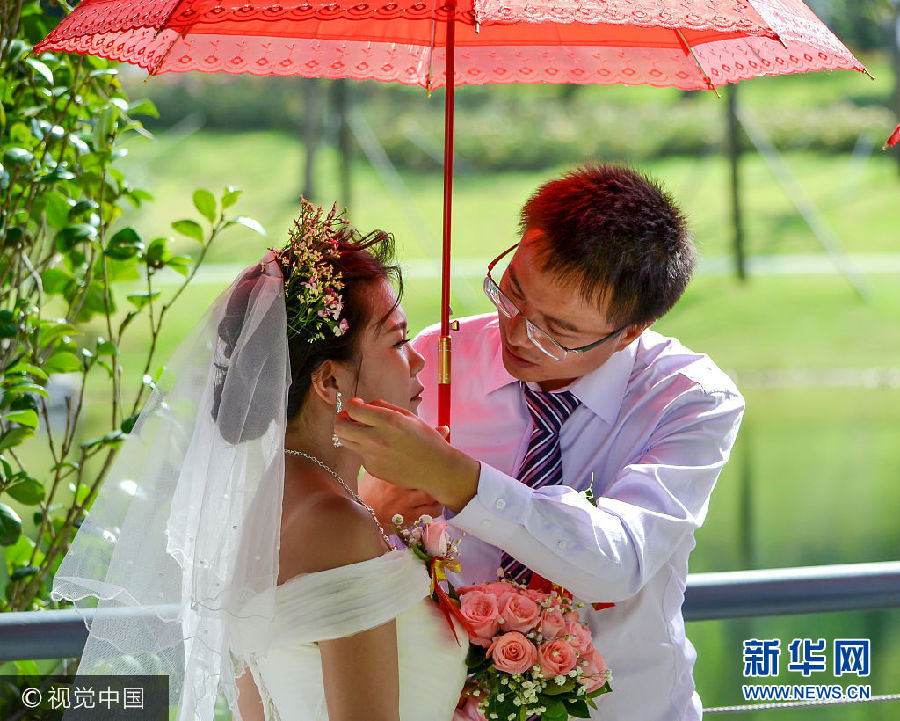 深圳香蜜公园首秀集体婚礼 新人浪漫走红毯