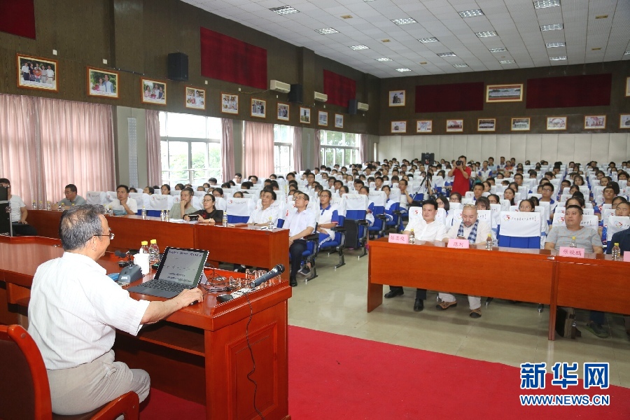张景中院士为中学生分享 点几何 解题新思路