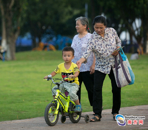 国庆长假将结束 广州市民在二沙岛享受假期的