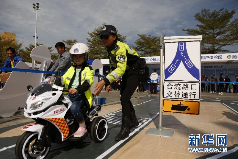 深圳推出首个24T交警自助服务厅