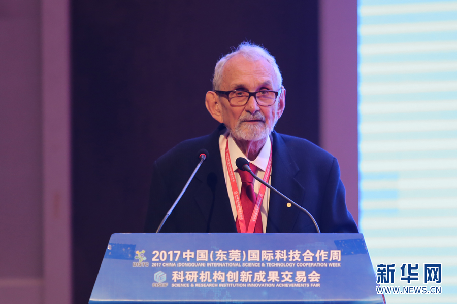 罗伯特·柯尔在论坛上演讲.新华网发