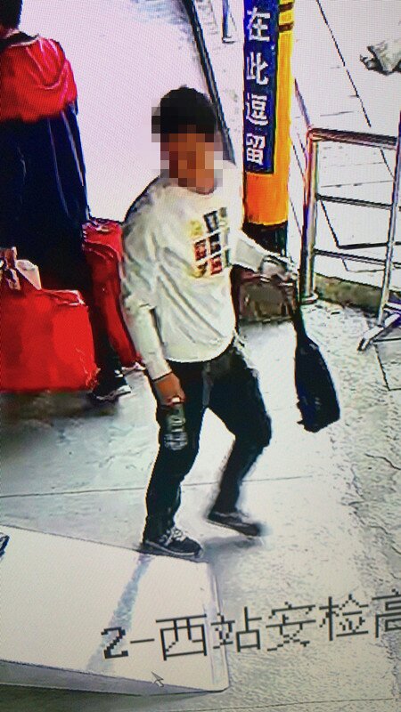 女子漏拿行李被顺走 民警视频追踪帮找回