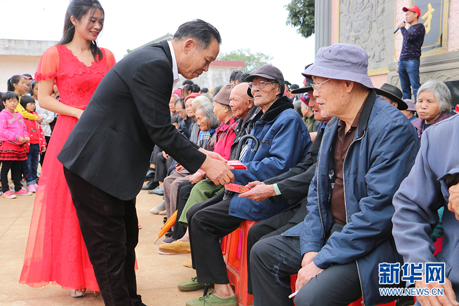 【新春走基层】舞醒狮、发红包、拔河…粤西乡