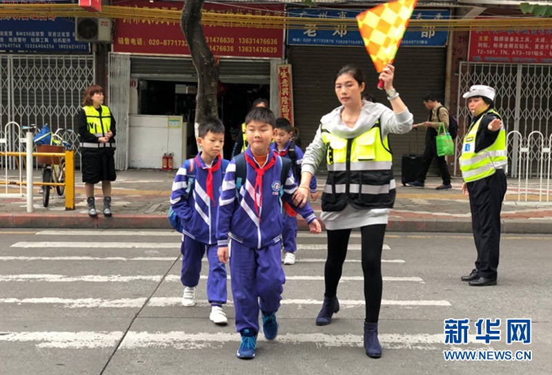 开学首日,广州开展警家校护安护畅模式
