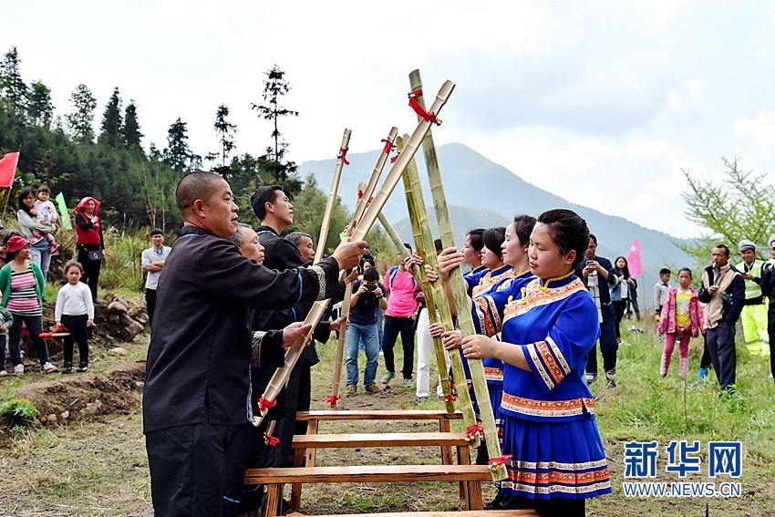 舞春牛、打春堂、泼春泥… 广东壮寨举办传统