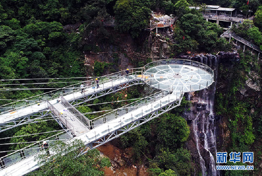 清远古龙峡景区悬空玻璃平台即将迎客