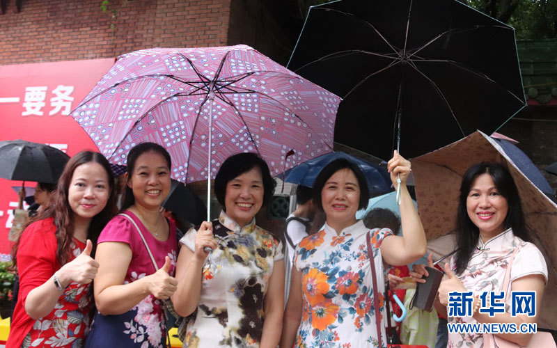 高考首日 家长穿旗袍送考生赴考寓意旗开得胜