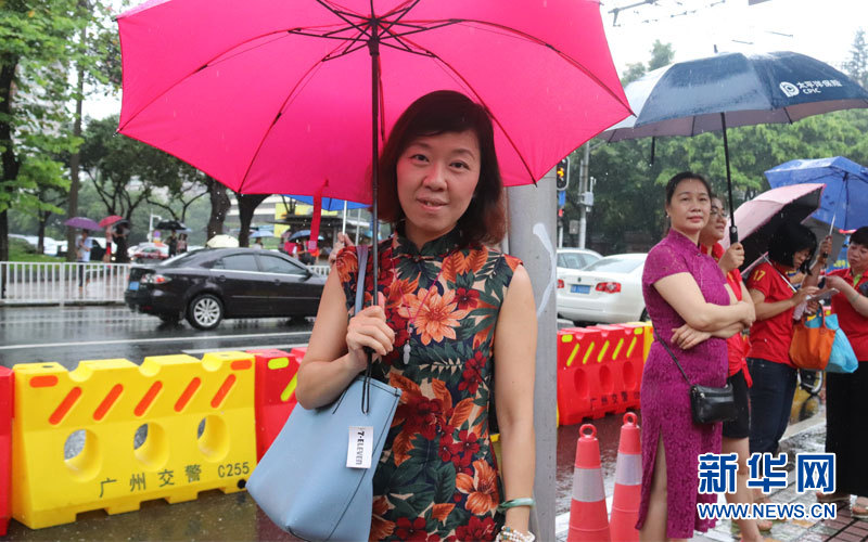 高考首日 家长穿旗袍送考生赴考寓意旗开得胜