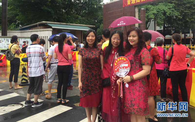 高考首日 家长穿旗袍送考生赴考寓意旗开得胜