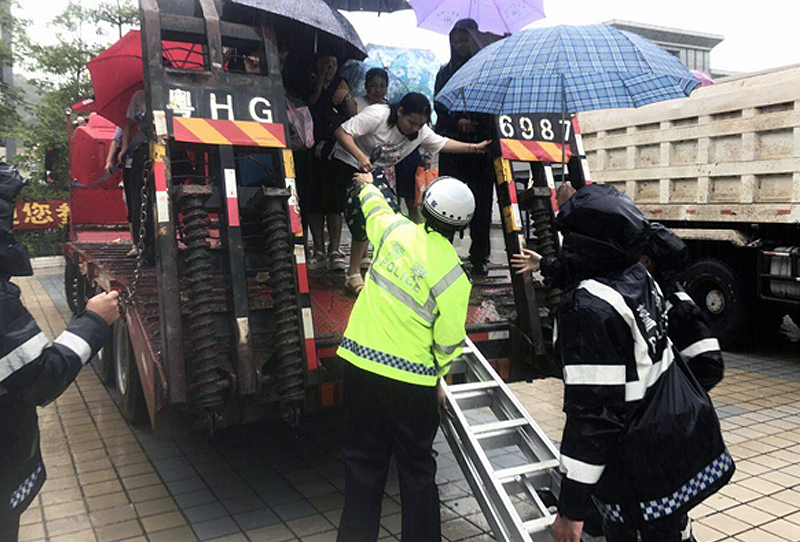 高考直击:积水严重 肇庆出动拖车护送考生赶考