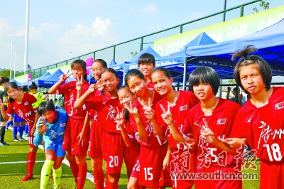 女孩为足球拼搏 家长为孩子担忧