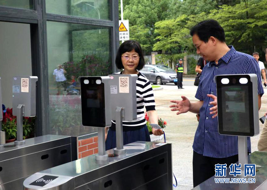 刷脸入校扫描签到 南山外国语高中智慧校园落