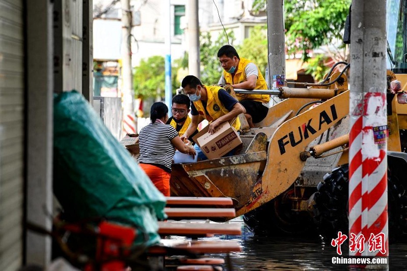 广东汕头积水渐退 民众清理积水