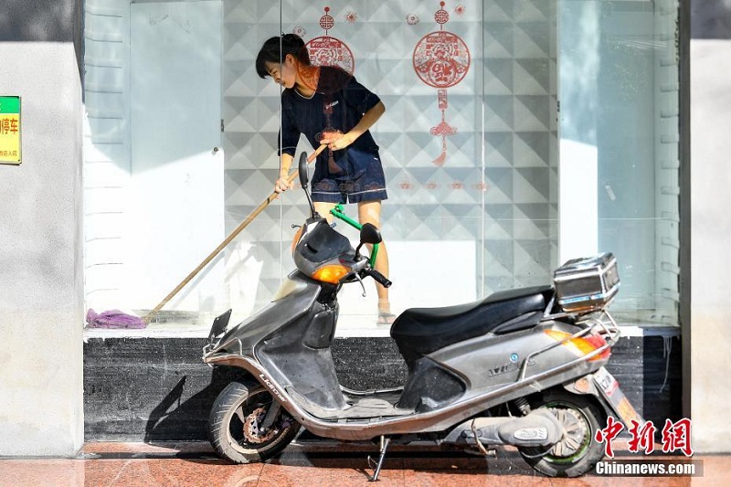 广东汕头积水渐退 民众清理积水