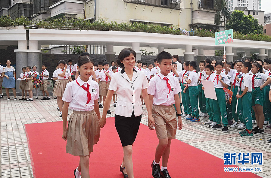 教师节当天 这间学校的学生给老师颁奖