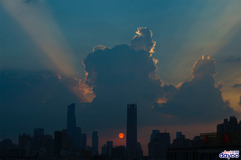 台风山竹来临之前,傍晚的广州霞云满天