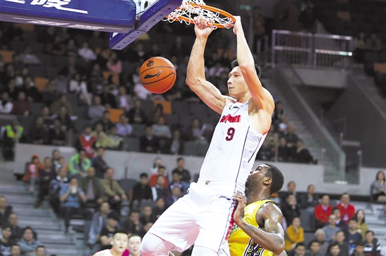 CBA常规赛:易建联上演暴扣 广东队团队制胜