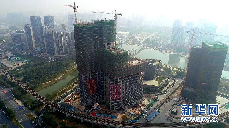 该项目位于广州市南沙自贸区蕉门河中心区,毗邻地铁4号线,总建筑