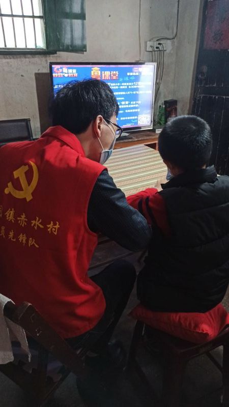 潮州市潮安区文祠镇赤水村党支部书记助理周灼亨主动上门给家庭经济困难学生陪读。南方日报记者纪金娜++通讯员苏湘韩+摄